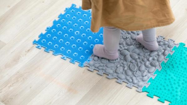 Pro aktivaci správných svalů se také doporučuje, aby dítě chodilo po různých materiálech a předmětech.