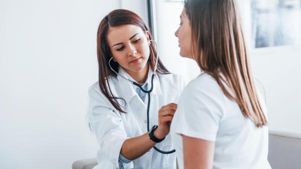 Při správné léčbě psychosomatického onemocnění musí být nejprve zcela vyloučena fyzická příčina.