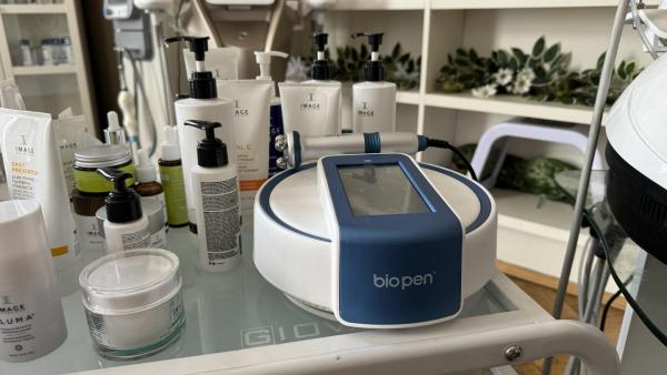 Luxusní kosmetické produkty používané při ošetření jsou šetrné k pleti a mají okamžité výsledky.