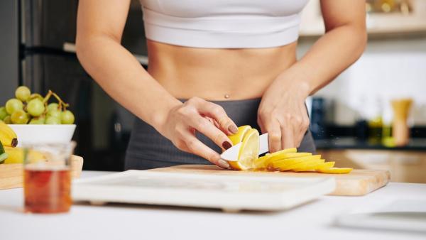 Jak oddálit menstruaci přírodní cestou? Zkuste šťávu z citronu.