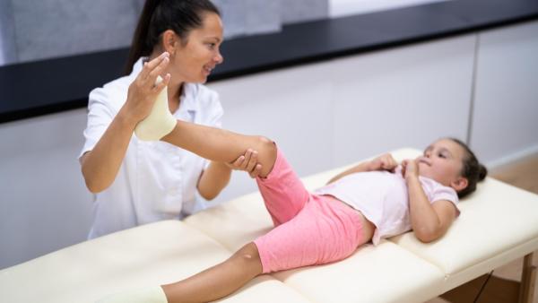 Pokud má dítě problémy se vtáčením špiček, je namístě navštívit fyzioterapeuta.