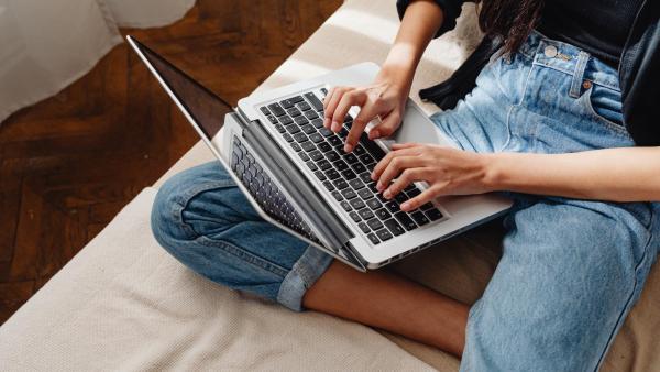 Vzdělávat se můžete i online pomocí počítače.