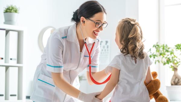 Pokud vaše dítě trápí kašel delší dobu, je vždy nutné navštívit lékaře.