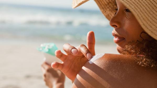 Nejzásadnější prevencí melanomu je dostatečná ochrana před UV zářením.