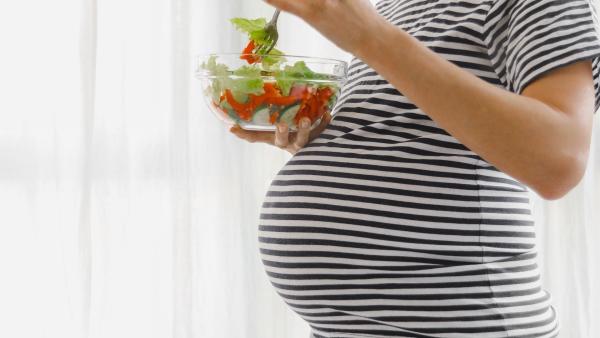 Jak se zbavit chřipky v těhotenství? Jezte hodně ovoce a zeleniny, zejména s obsahem vitamínu C.