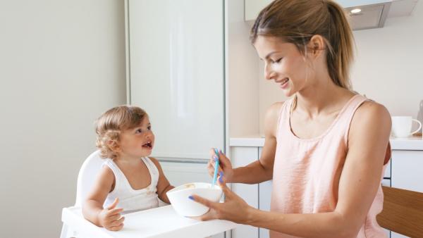 Při ukončování kojení dítěti nabízejte zajímavé a chutné potraviny.