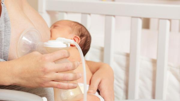 Nejlepší prevencí proti retenci mléka je prsy vždy zcela vyprázdnit, pomoci může i odsávačka mateřského mléka.