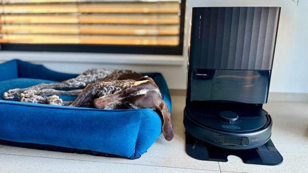 Dokovací stanice je trochu větší, ale designově se hodí prakticky kamkoli.