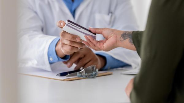 Účinnou léčebnou metodou deprese je podávání vhodných antidepresiv v kombinaci s psychoterapií.