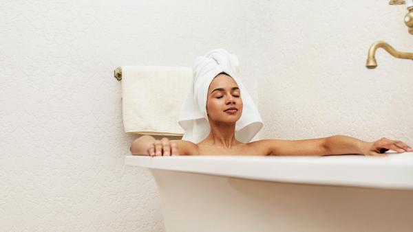 Na vyvolání menstruace může pomoci horká koupel.