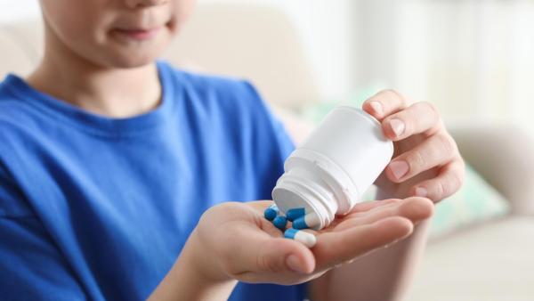 Při epilepsii je důležité pravidelně užívat předepsané léky, tzv. antiepileptika.