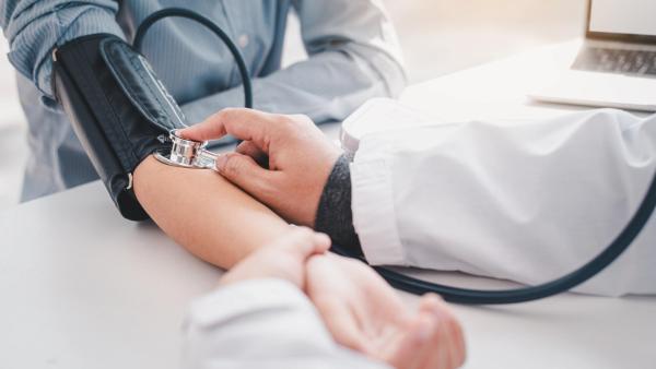 Kardiovaskulární potíže jsou jen jedny z mnoha psychosomatických onemocnění. Je potřeba chodit na kontroly k lékaři.