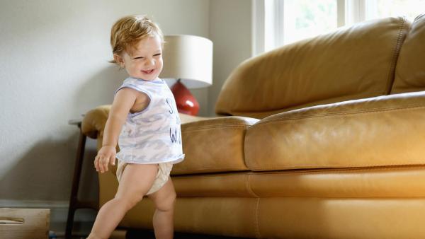 Pampers Pants se snadno oblékají i svlékají.