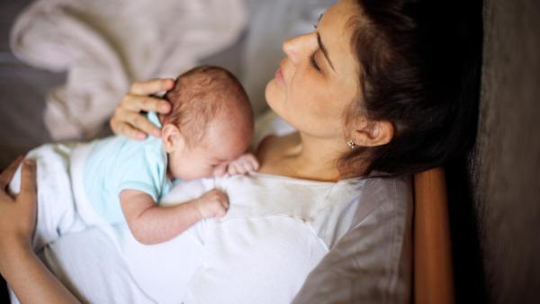 Poporodní deprese může být velmi závažná. Vždy je důležité včas vyhledat odbornou pomoc.
