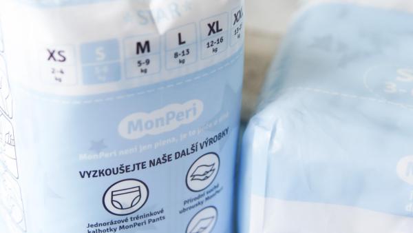 Díky elastickým páskům se plenky Monperi dobře přizpůsobují tvaru těla dítěte a zajišťují pohodlí.