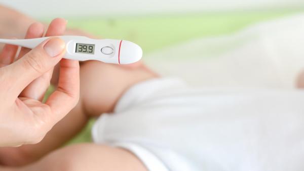 Horečka u miminka je nejčastěji způsobena virovou nebo nakteriální infekcí.