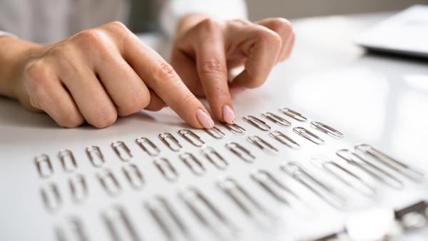 Úzkosti zažívají také lidé s OCD. Pro ně je typické naříklad specifické řazení předmětů, neustálé mytí rukou apod.