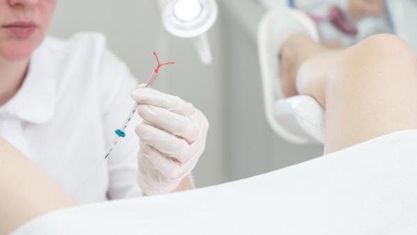 Nitroděložní tělísko zároveň slouží jako dlouhodobá antikoncepce na několik let.