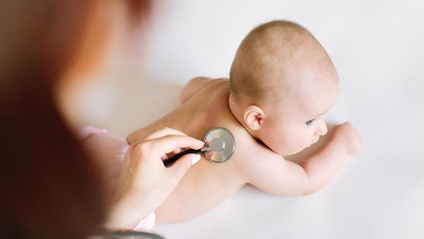 Kdy vyhledat lékaře, pokud má miminko reflux?