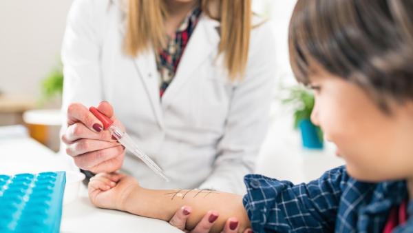 Diagnóza alergie se nejčastěji provádí pomocí kožního testu na alergologii.