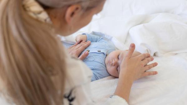 Vysoké horečky u miminka mohou způsobit dehydrataci, celkové vyčerpání nebo febrilní křeče.