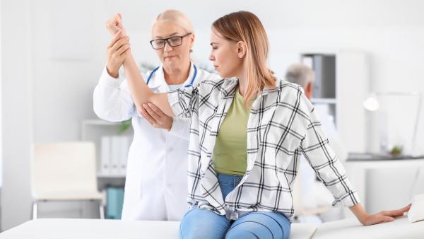 Trápí-li vás bolesti kloubů delší dobu, vždy je lepší situaci konzultovat s lékařem.