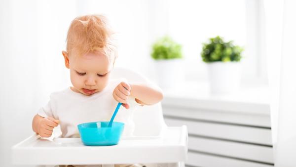 Okolo 6. měsíce můžete do jídelníčku dítěte zavádět první příkrmy.