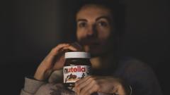 On si fotí v posilce sixpack, já po nocích tajně ujídám Nutellu