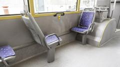 "Nejsem tak stará", seřvala mého syna baba v autobuse, když se zachoval slušně