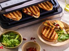 Grilovaný sendvič se sýrem, špenátem a sušenými rajčaty.