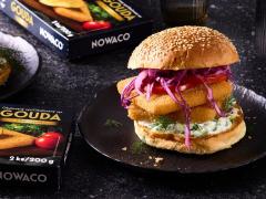 Burger se smaženým sýrem.