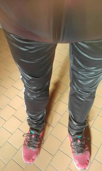 Vše o bazaru eMimino | Umělé lesklé tepláky adidas