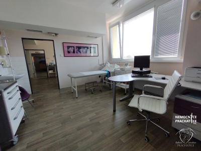 Nemocnice Prachatice - Přijímací místnost rodiček - pohled 1 směrem k porodnímu sálu