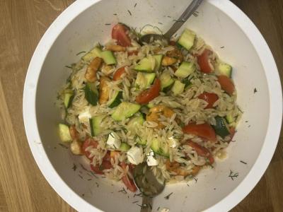 Orzo salát s krevetami, cuketou a rajčaty.