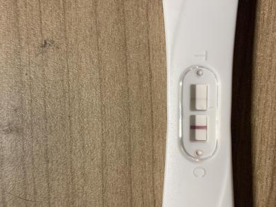 původně negativní test, na kterém se objevila 2 čárka až po 24h