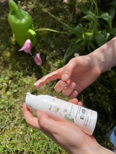 Recenze z kampaně Se sedmikráskou proti sluníčku: Jak testerky hodnotí pleťový krém s SPF od Manufaktury?