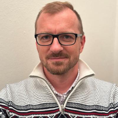 patolog, lékař úseku biopsie a imunohistochemie