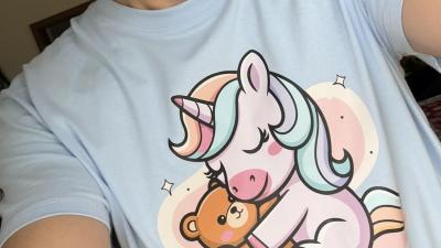 Manželství a partnerství | Manžel začal nosit dětské motivy na tričkách a holčičí barvy