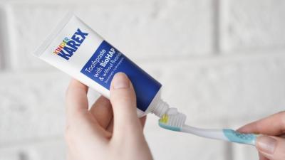 Kinder KAREX pomáhá minimalizovat usazování bakterií a tvorbu plaku.