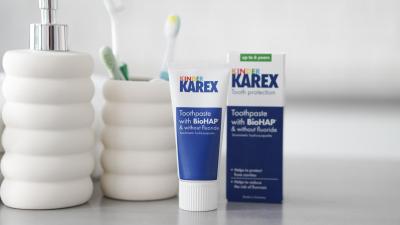 Kinder KAREX neobsahuje fluorid, ale přesto účinně chrání proti zubnímu kazu.