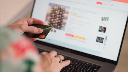 Přítelkyně je závislá na nakupování. Utrácí za hlouposti a nedokáže přestat
