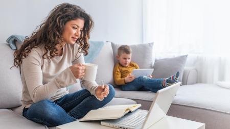 Najít práci jako samoživitelka na zkrácený úvazek je dnes prakticky nemožné