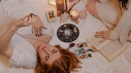 Horoskop na říjen: Jak najít rovnováhu mezi sebeprosazením a ohleduplností?