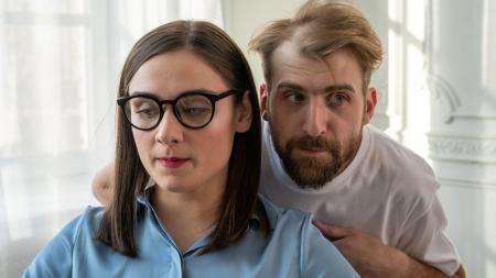 Možná je to on, kdo je nevěrný: Žárlivost odhaluje jeho vlastní nejistotu?