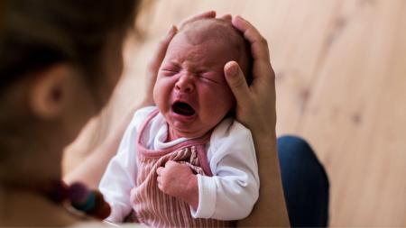 Případ matky, která ublížila své holčičce, ukazuje krutou realitu naší poporodní péče