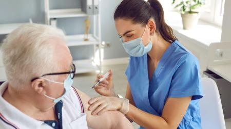 Očkování seniorů: Nejčastější mýty a fakta, která vám pomohou rozhodnout