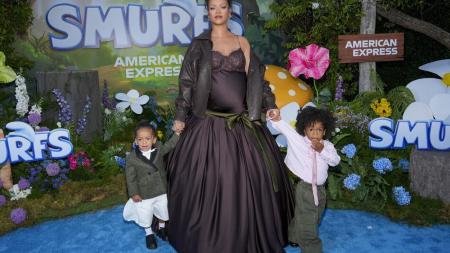 Rihanna ukázala těhotenské bříško a děti na premiéře snímku Šmoulové ve filmu