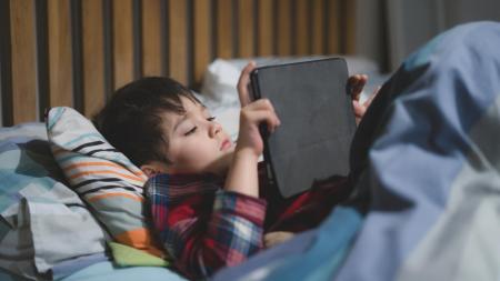 Vnouček sedí celé dny u tabletu. Je tlustý, špatně mluví, ale rodiče to neřeší
