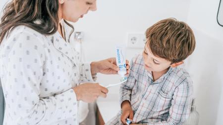 Polovina dětí má zubní kaz: Nové dětské pasty Sensodyne pomohou