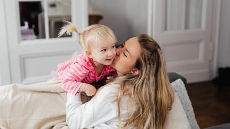 Žila jsem v luxusu, ale lásku rodičů jsem nepoznala. Teď selhávám jako máma